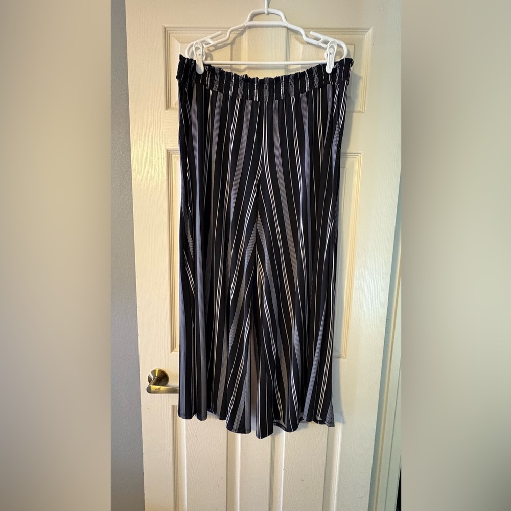 Striped wide leg black/white pants.
